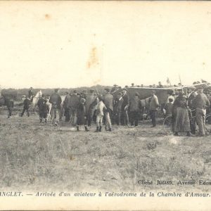Arrivée d'un aviateur à l'aérodrome de la Chambre d'Amour
