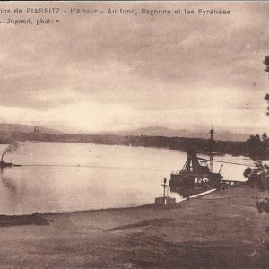 L'Adour - Au fond, Bayonne et les Pyrénées