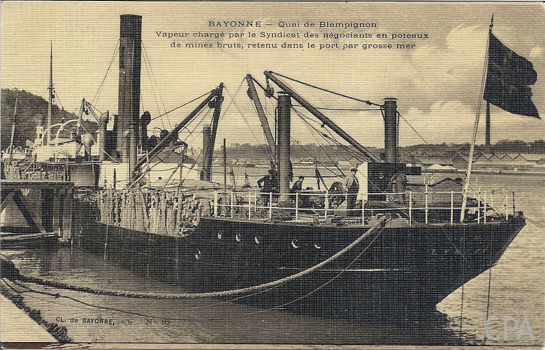 Quai de Blampignon Vapeur chargé par le Syndicat des négociants en poteaux de mines bruts, retenu dans le port par grosse mer