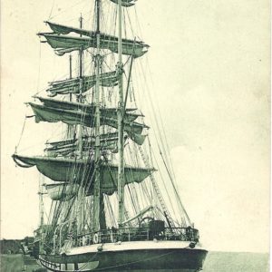 Grand voilier à quai