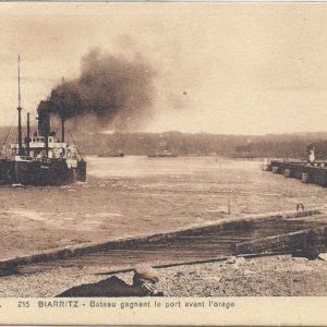 Bateau gagnant le port avant l'orage