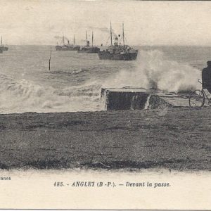ANGLET (B,P). - Devant la passe
