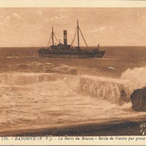 (B.-P). - La Barre du Boucau - Sortie de Navire par grosse mer