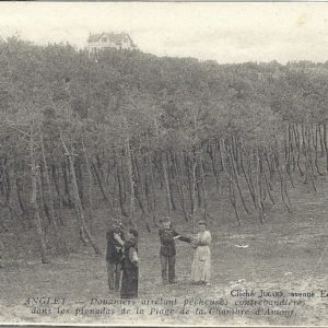 Douaniers arrêtant des pêcheuses contrebandières dans les pignadas de la Plage de la Chambre d'Amour