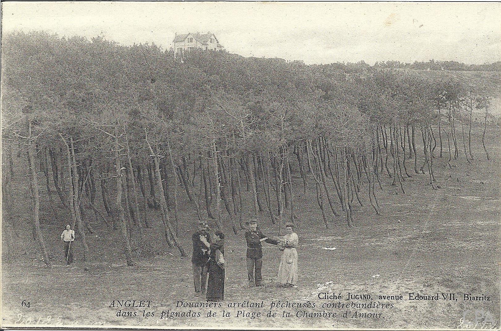 Douaniers arrêtant pêcheuses contrebandière dans les pignadas – Image 2