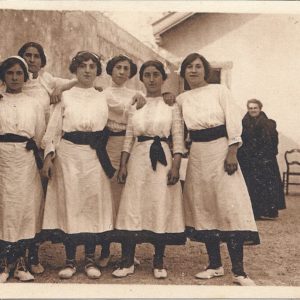Types Basques : 40 Groupe de Danseuses Labourdines (les gracieuses Danseuses de St -Jean-de-Luz) "au fond la propriétaire du Brun"