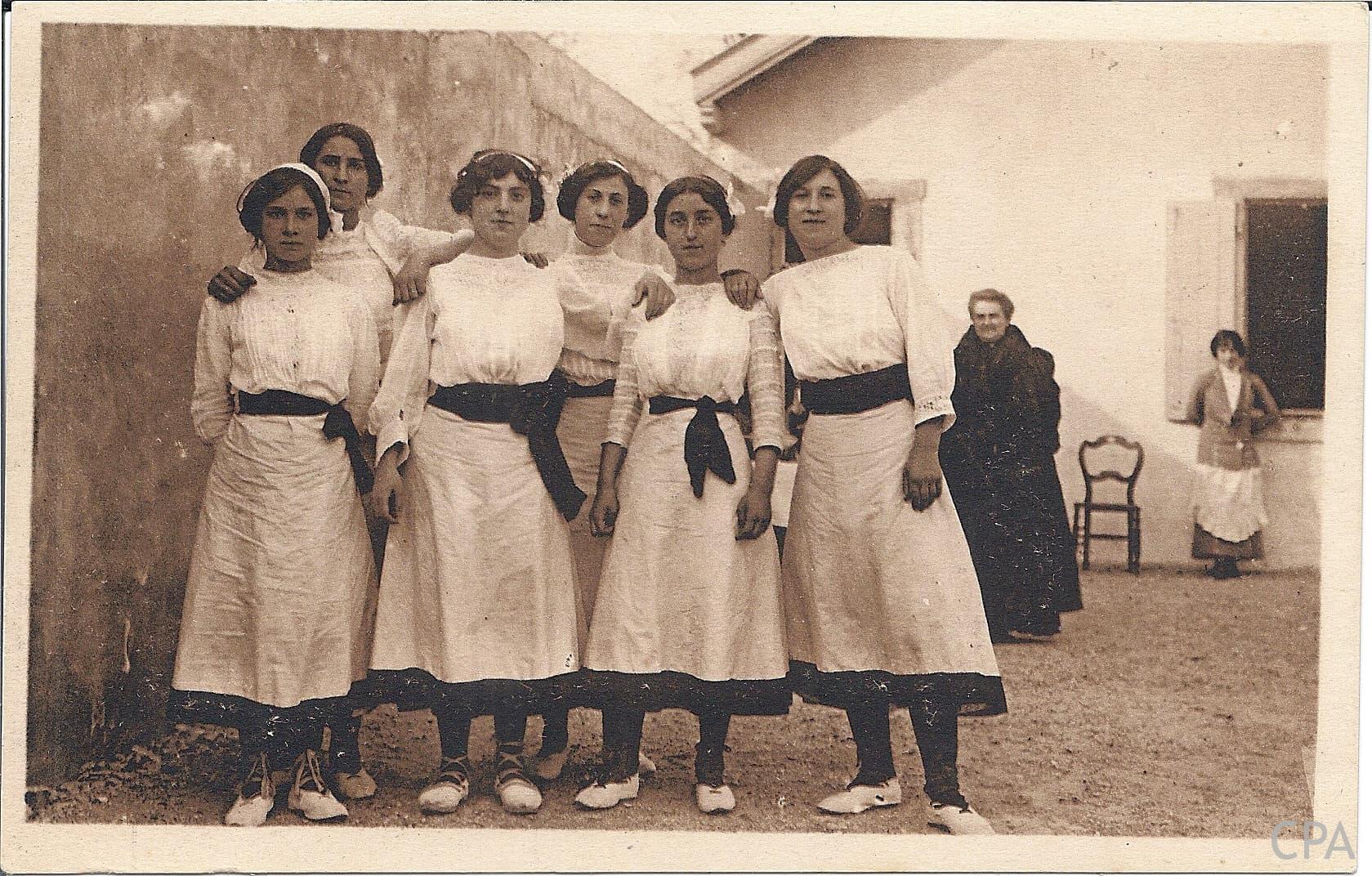 Groupe de Danseuses Labourdines (les gracieuses danseuses de St-Jean-de-Luz) – Image 2