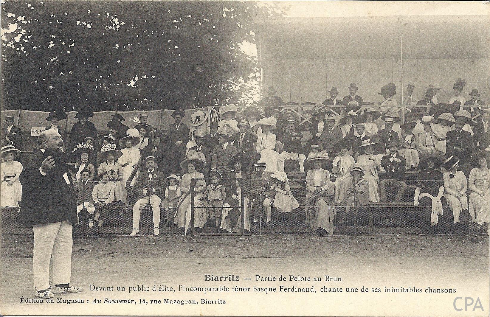 Partie de pelote au Brun. Devant un public d'élite, l'incomparable ténor basque Ferdinand, chante une de ses inimitables chansons.