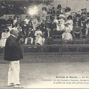 Au Brun Ferdinand, roi des chanteurs basques, charme très agréablement le public de choix des parties de pelote.