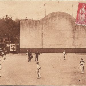 Au Pays Basque Danseurs Basques après une partie de pelote