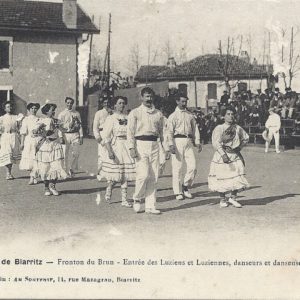 Fronton du Brun - Entrée des Luziens et Luziennes, danseurs et danseuses du Labourd