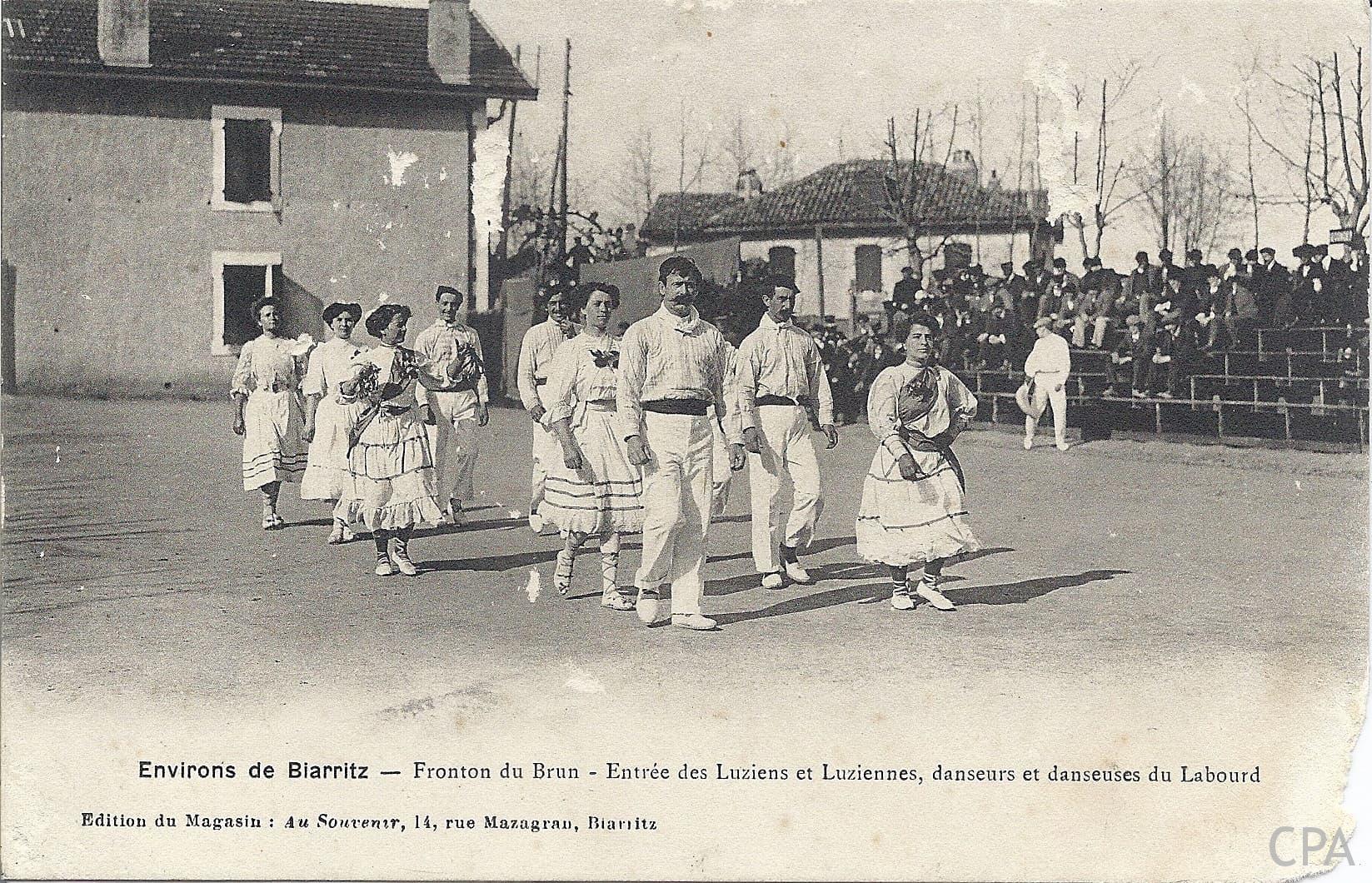 Fronton du Brun - Entrée des Luziens et Luziennes, danseurs et danseuses du Labourd