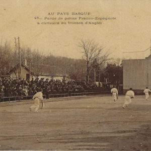 AU PAYS BASQUE - Partie de pelote Franco-Espagnole à chistera au fronton d'Anglet
