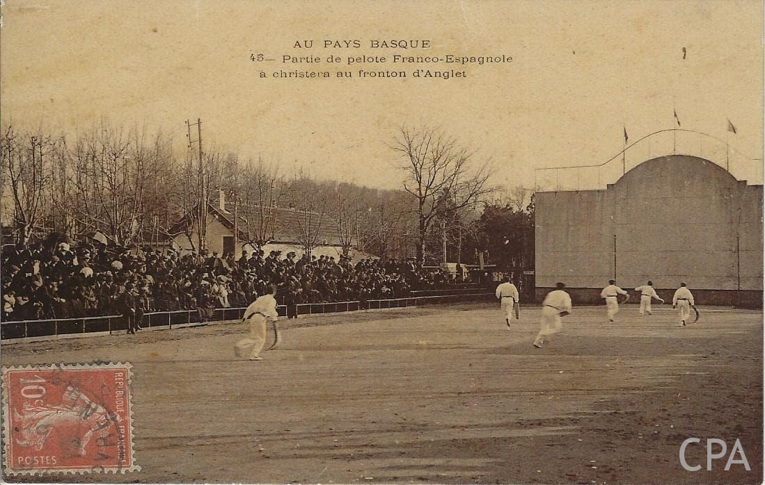 AU PAYS BASQUE - Partie de pelote Franco-Espagnole à chistera au fronton d'Anglet