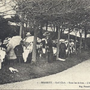 Golf-Club. - Sous les Arbres. - L'heure du Thé