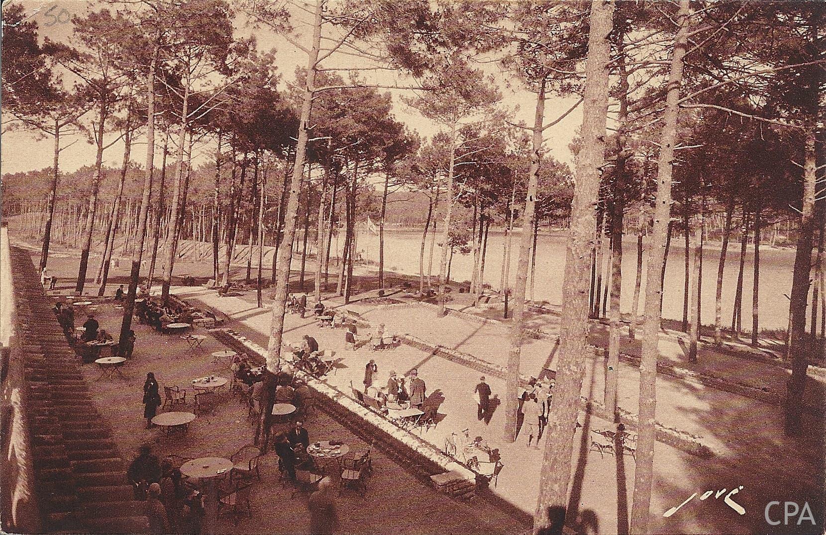 TOUTE LA FRANCE COUNTRY CLUB DE CHIBERTA (B.-P.). Les terrasses sur le lac - The terraces on the lake