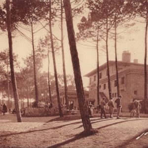 TOUTE LA FRANCE LE PAVILLON DU COUNTRY-CLUB DE CHIBERTA (B.-P.) Départ du N°10 - Departure fromthe N° 10