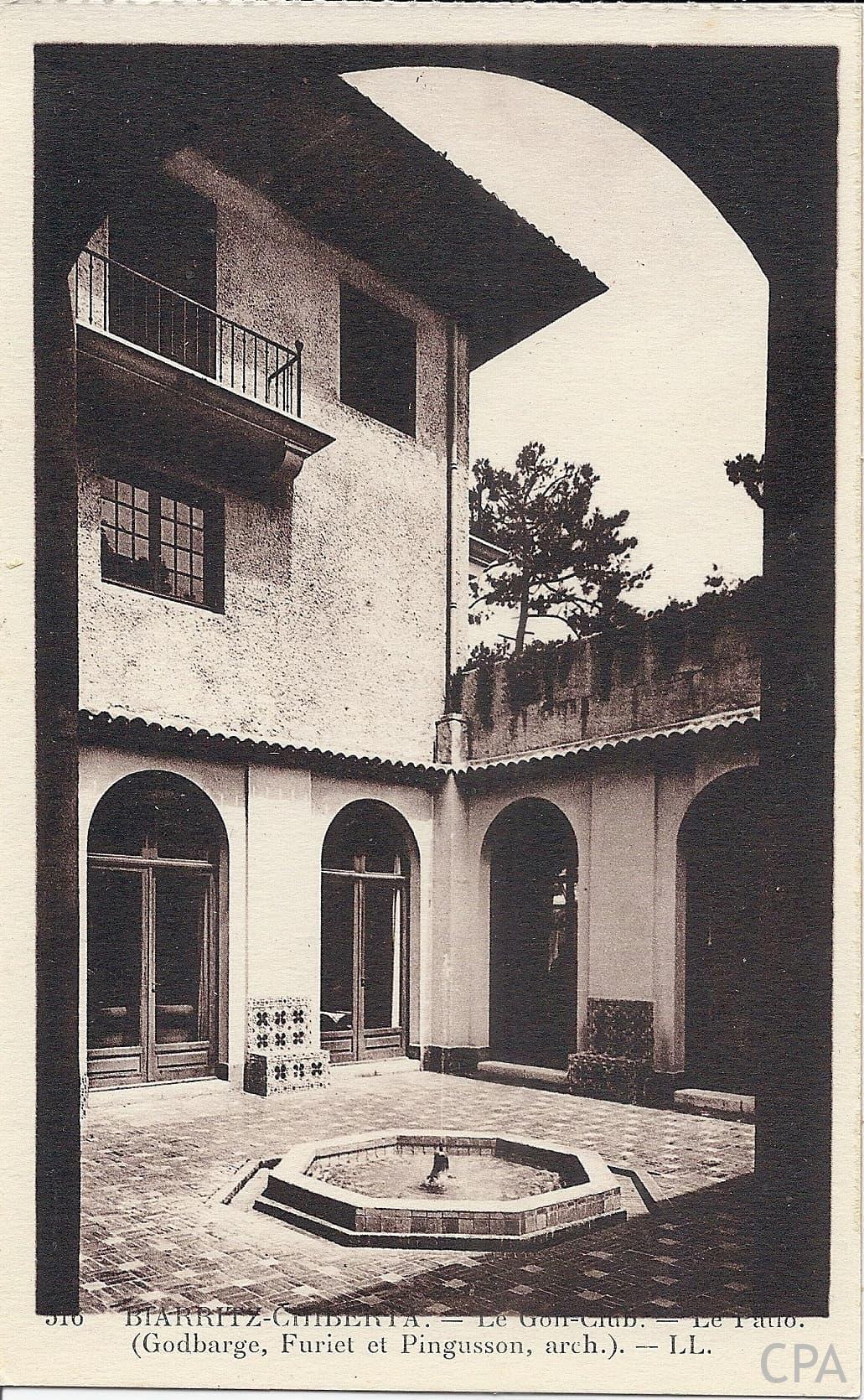 BIARRITZ-CHIBERTA. - Le Golf-Club. - Le Patio. (Godbarge, Furiet et Pingusson, arch.).