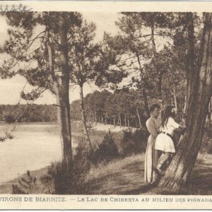 LE LAC DE CHIBERTA AU MILIEU DES PIGNADAS.