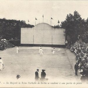 Sa Majesté la Reine Nathalie de Serbie se rendant à une partie de pelote