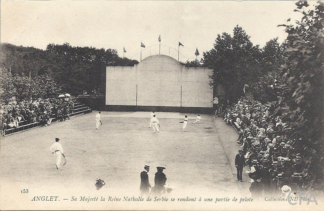 Sa Majesté la Reine Nathalie de Serbie se rendant à une partie de pelote