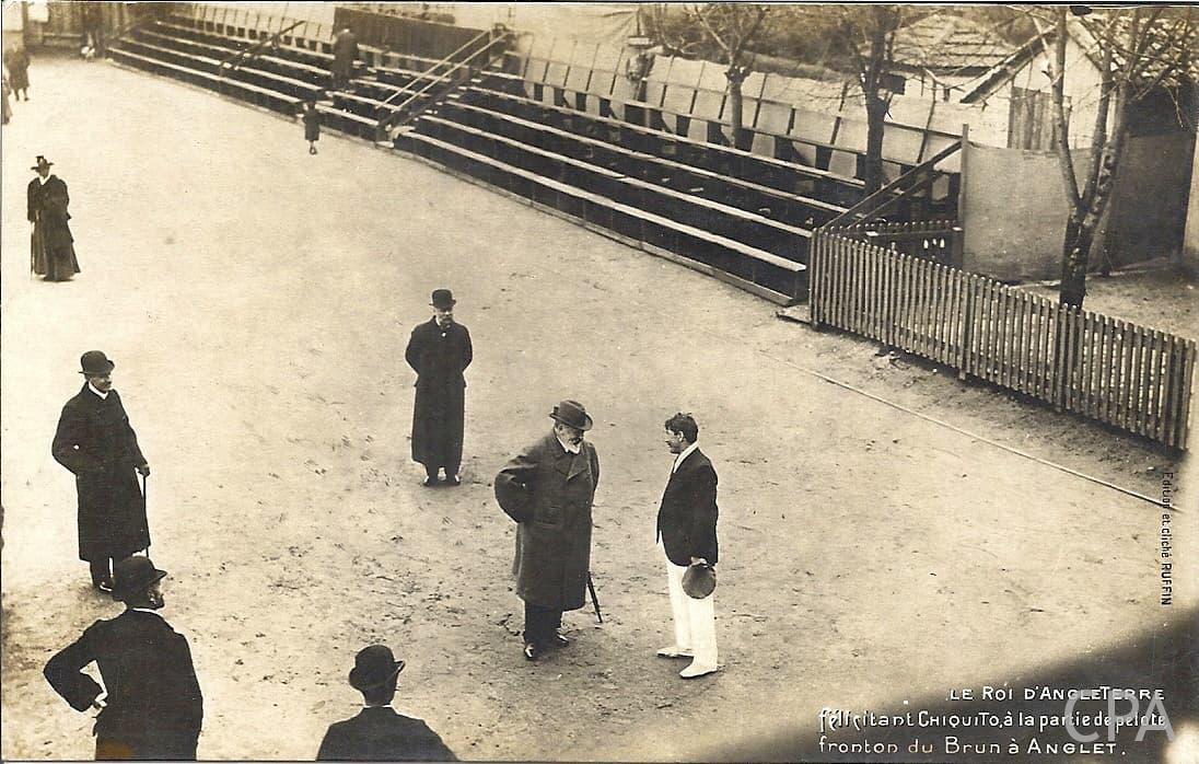 LE ROI D'ANGLETERRE félicitant Chiquito, à la partie de pelote fronton du Brun à ANGLET