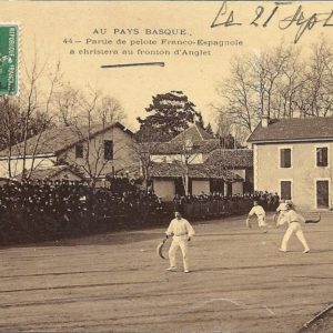 AU PAYS BASQUE - Partie de pelote Franco-Espagnole à chistera au fronton d'Anglet