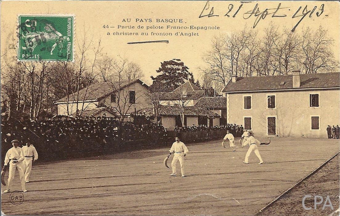 AU PAYS BASQUE - Partie de pelote Franco-Espagnole à chistera au fronton d'Anglet