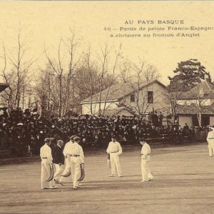 AU PAYS BASQUE Partie de pelote Franco-Espagnole à chistera au fronton d'Anglet