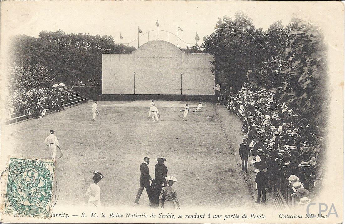 Sa Majesté la Reine Nathalie de Serbie se rendant à une partie de pelote – Image 2