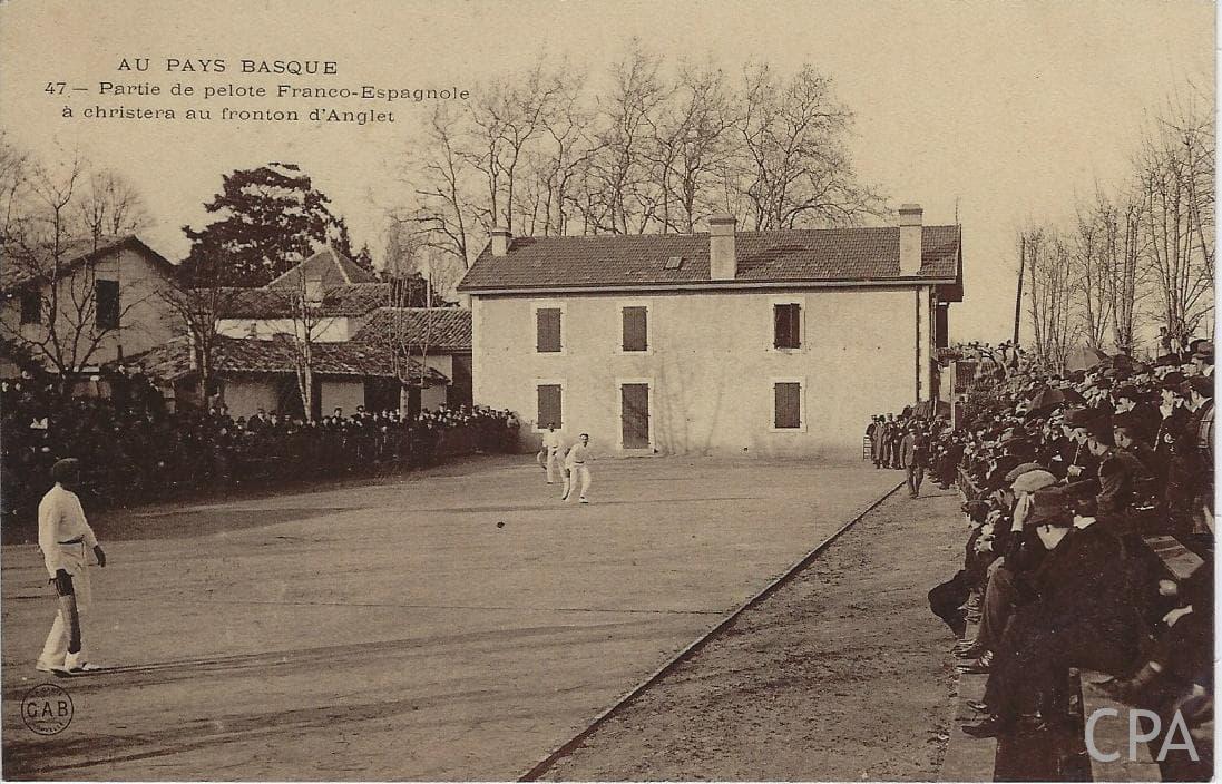 AU PAYS BASQUE 47 - Partie de pelote Franco-Espagnole à chistera au fronton d'Anglet