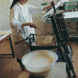 Servantes de Marie N-D du refuge à Anglet (64) Sœur Sainte d'Anne, cuisson des hosties 8/ 1991