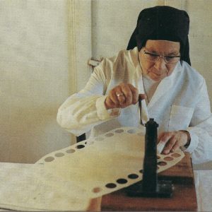 Servantes de Marie N-D du refuge à Anglet (64) Sœur Françoise, découpe des hosties 8/ 1991