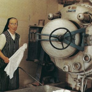 Servantes de Marie N-D du refuge à Anglet (64) Sœur Marie Hermance à la laverie, 8/ 1991