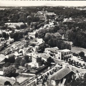 (B.-Pyr.) Vue générale du quartier St-Jean, l'Eglise et la Mairie