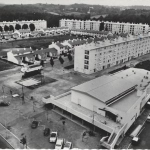 Vue générale de la Cité du Polo à BEYRIS BAYONNE au premier plan le centre commercial