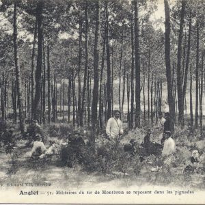 Militaires du tir de Montbrun se reposant dans les pignadas