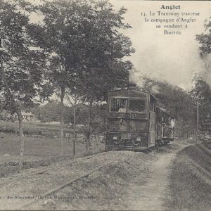 Le Tramway traverse la campagne d'Anglet se rendant à Biarritz