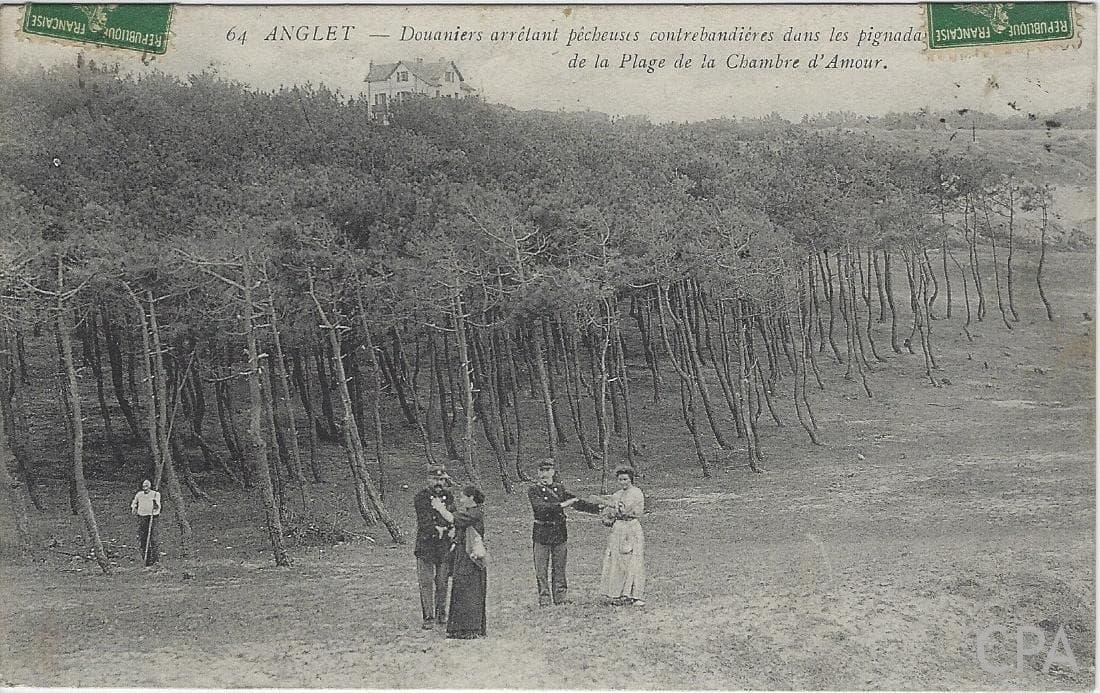 Douaniers arrêtant pêcheuses contrebandière dans les pignadas