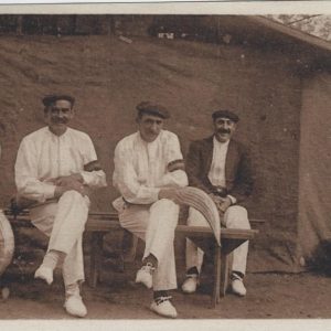 TYPES BASQUES GROUPE DE PELOTARIS AU REPOS