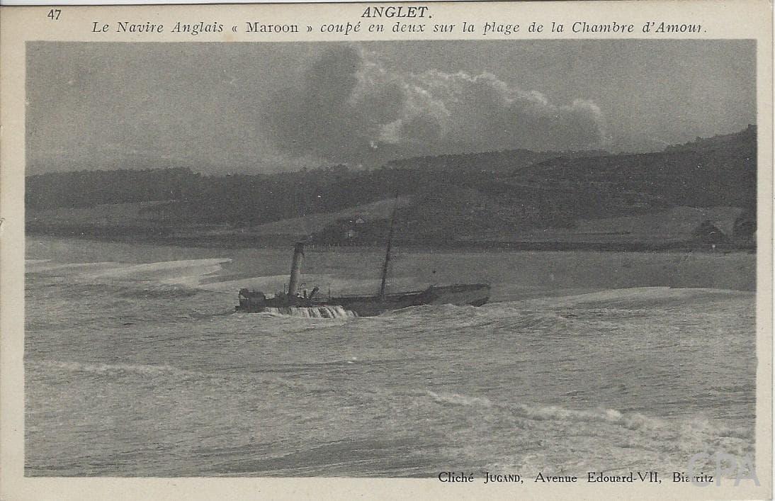 Le Navire Anglais "MAROON" coupé en deux sur la plage de la chambre d'Amour
