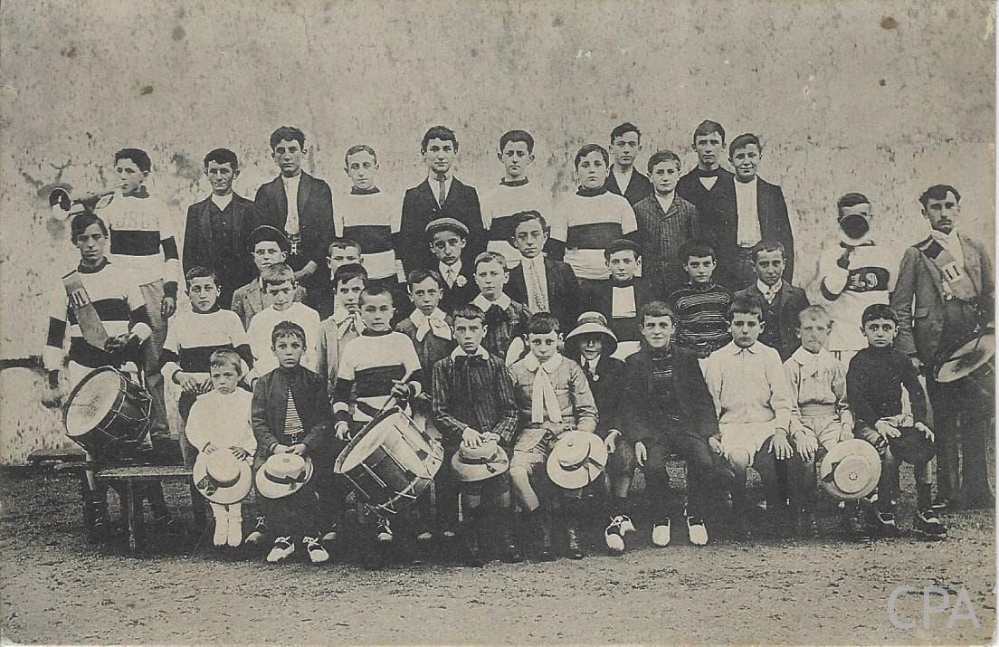 Carte photo de la clique des Genêts d'Anglet en 1909