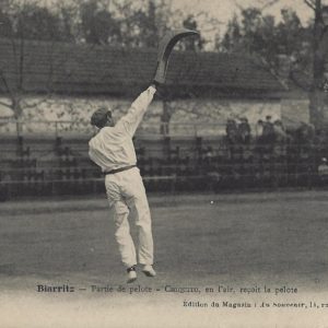 Partie de pelote - Chiquito, en l'air, reçoit la pelote