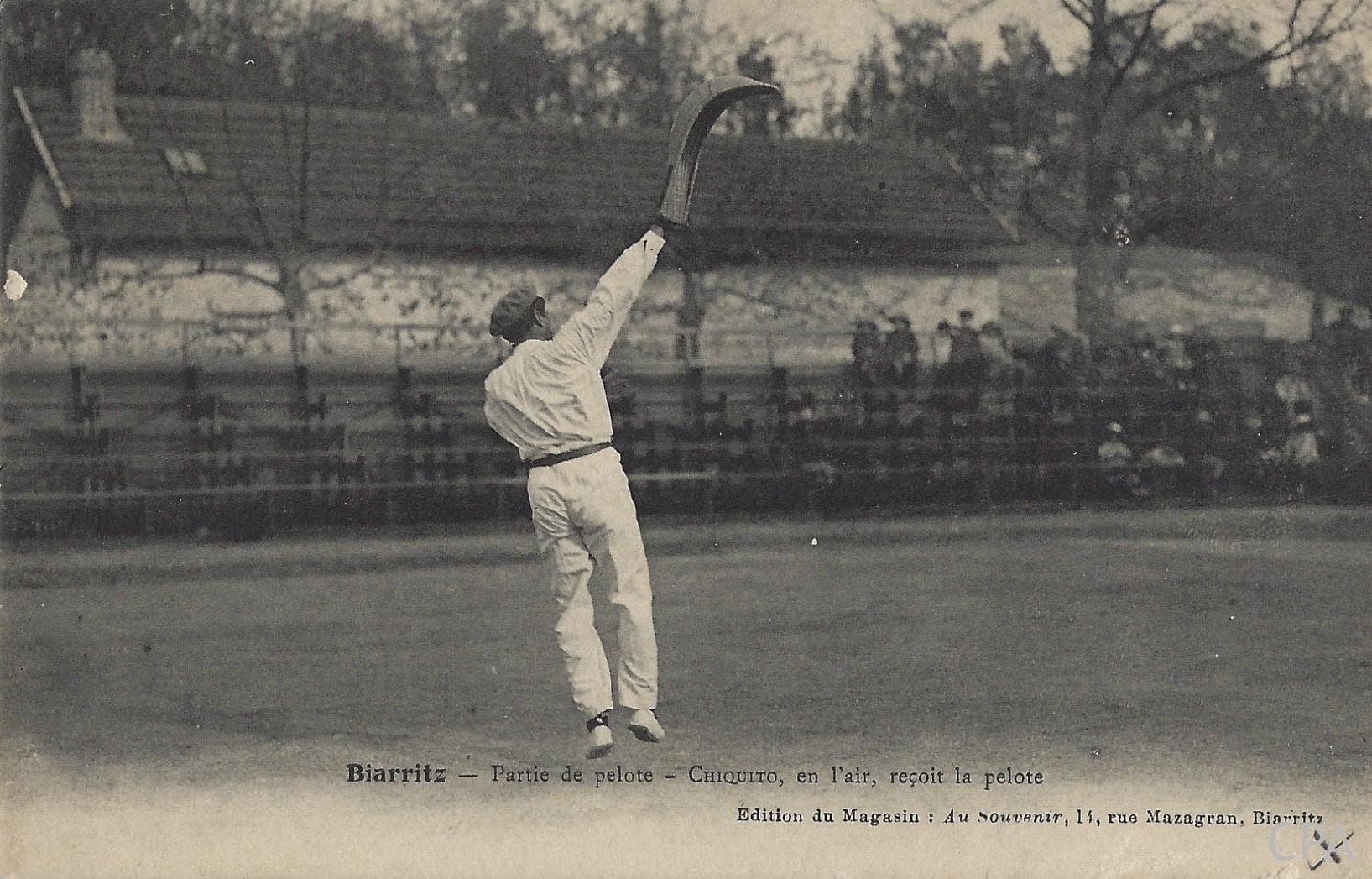 Partie de pelote - Chiquito, en l'air, reçoit la pelote
