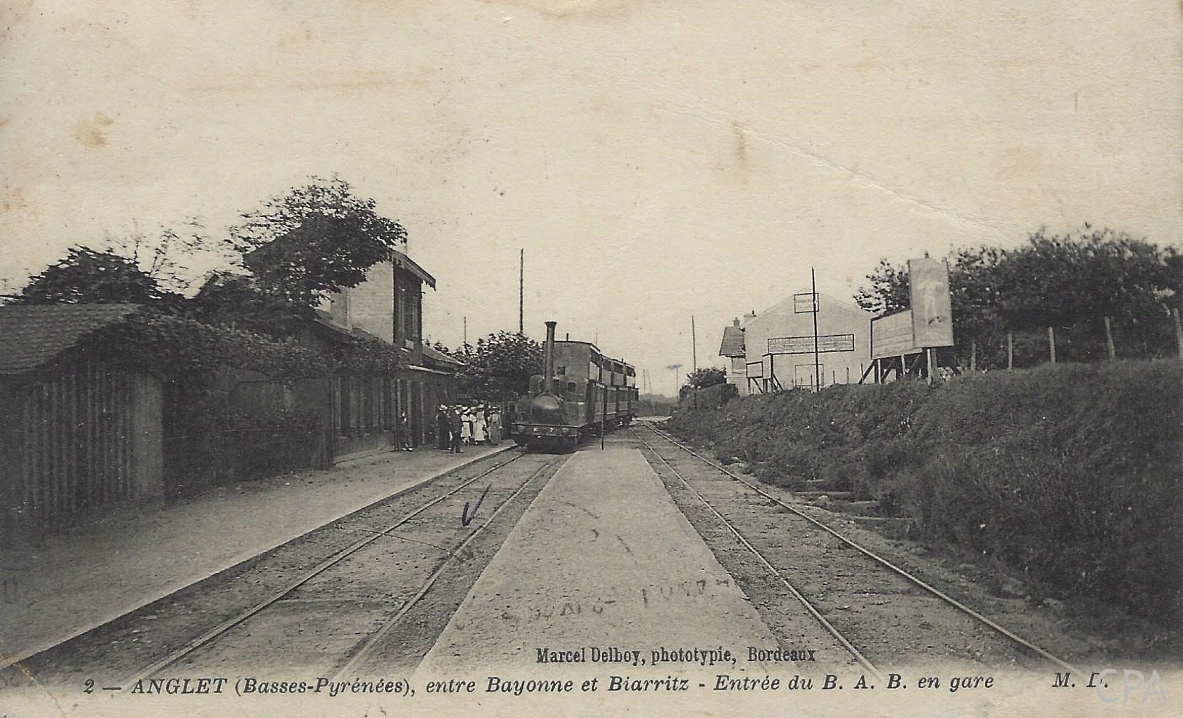 (Basses-Pyrénées), entre Bayonne et Biarritz - Entrée du B.A.B. en gare
