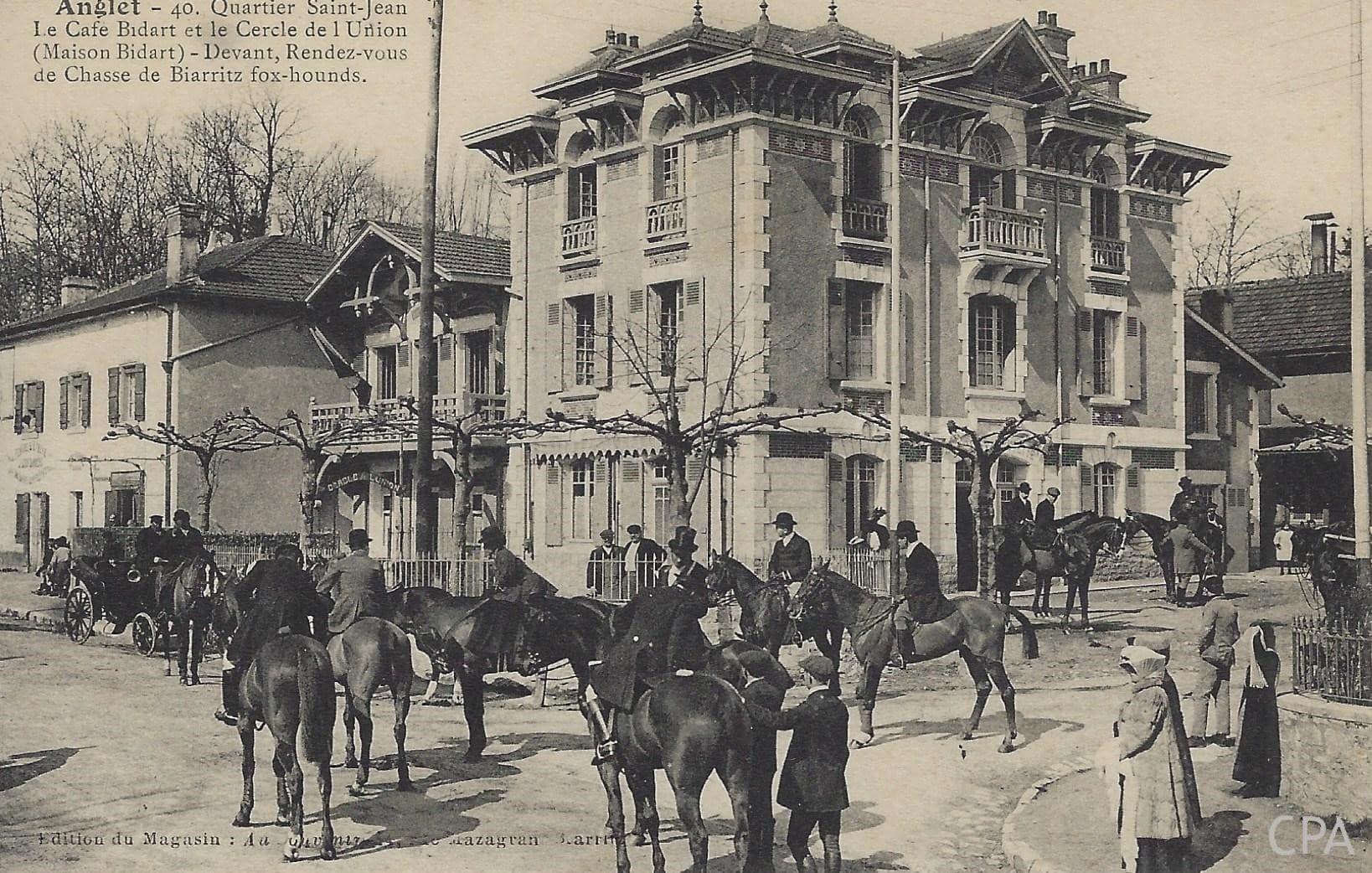 Quartier Saint Jean Le café Bidart et le cercle de l'union (Maison Bidart) Devant, Rendez-vous de Chasse Biarritz fox-hounds