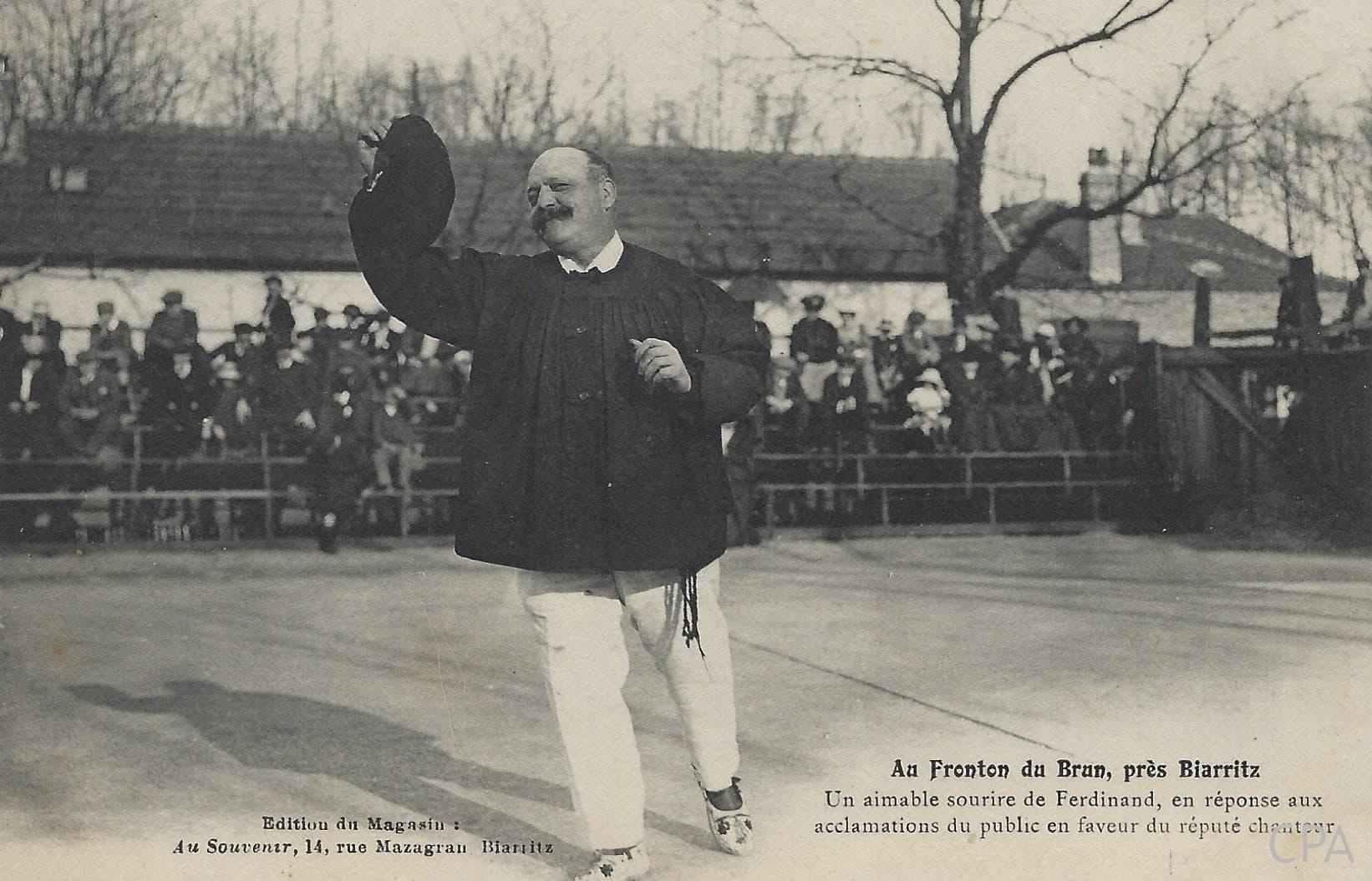 Au Fronton du Brun, près Biarritz Un aimable sourire de Ferdinand