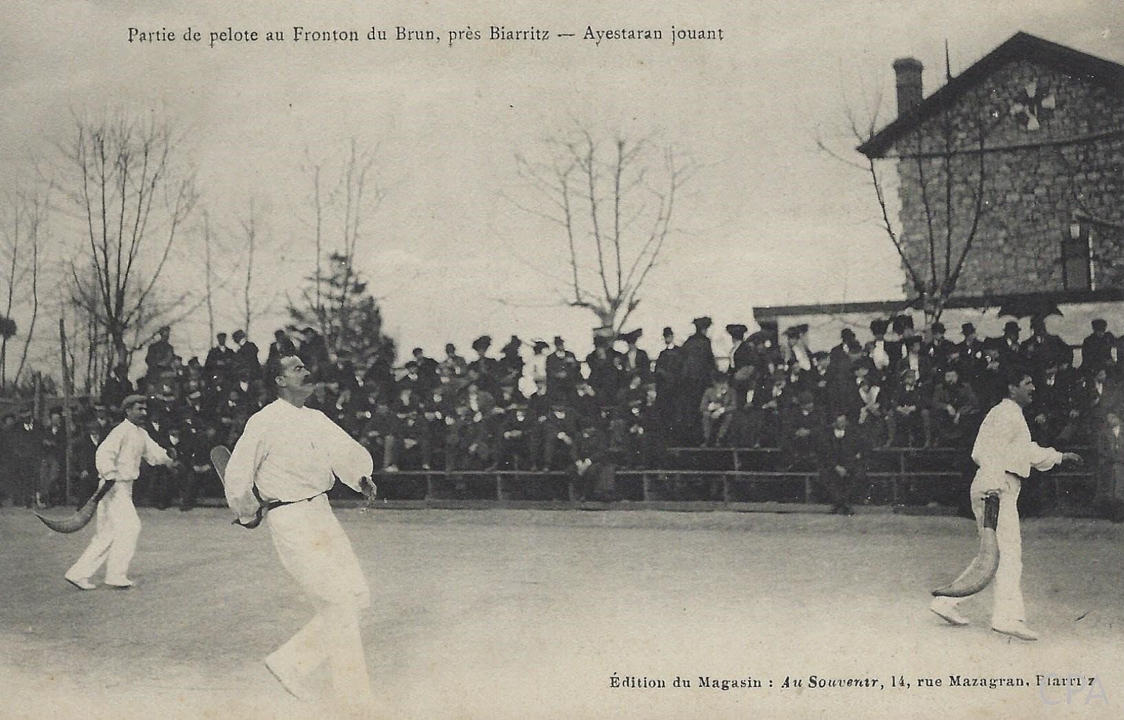 Partie de Pelote au Fronton du Brun, près Biarritz- Ayestaran jouant