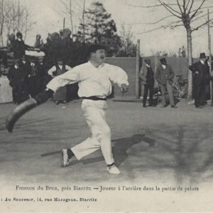 Fronton du Brun, près Biarritz - Joueur à l'arrière dans la partie de pelote
