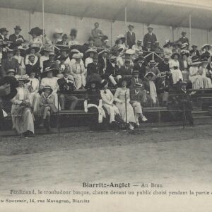 Au Brun Ferdinand, le troubadour basque, chante devant un public choisi pendant la partie de pelote